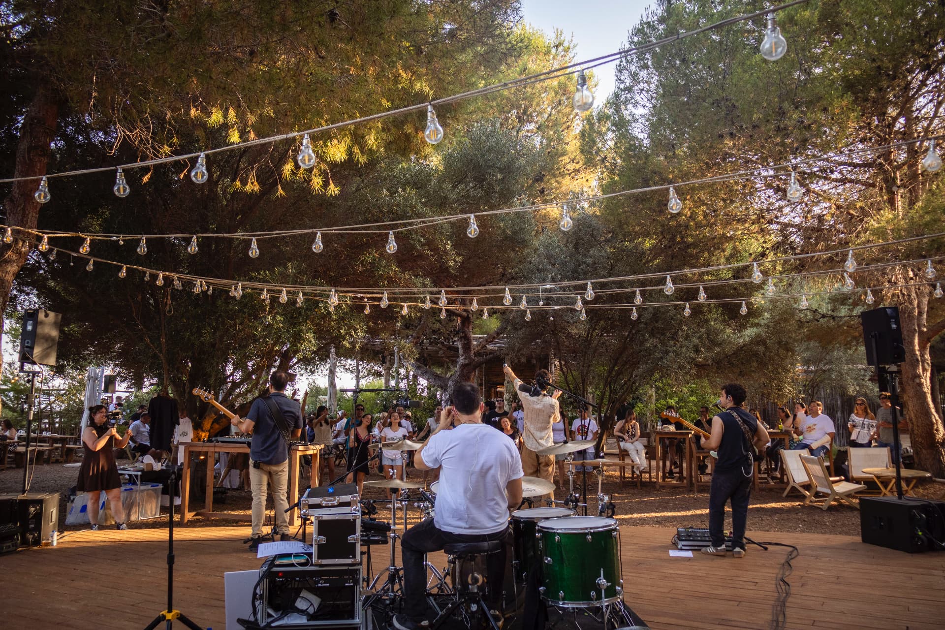Concierto en directo entre pinos y guirnaldas de luces en Bosque Masía Bellver