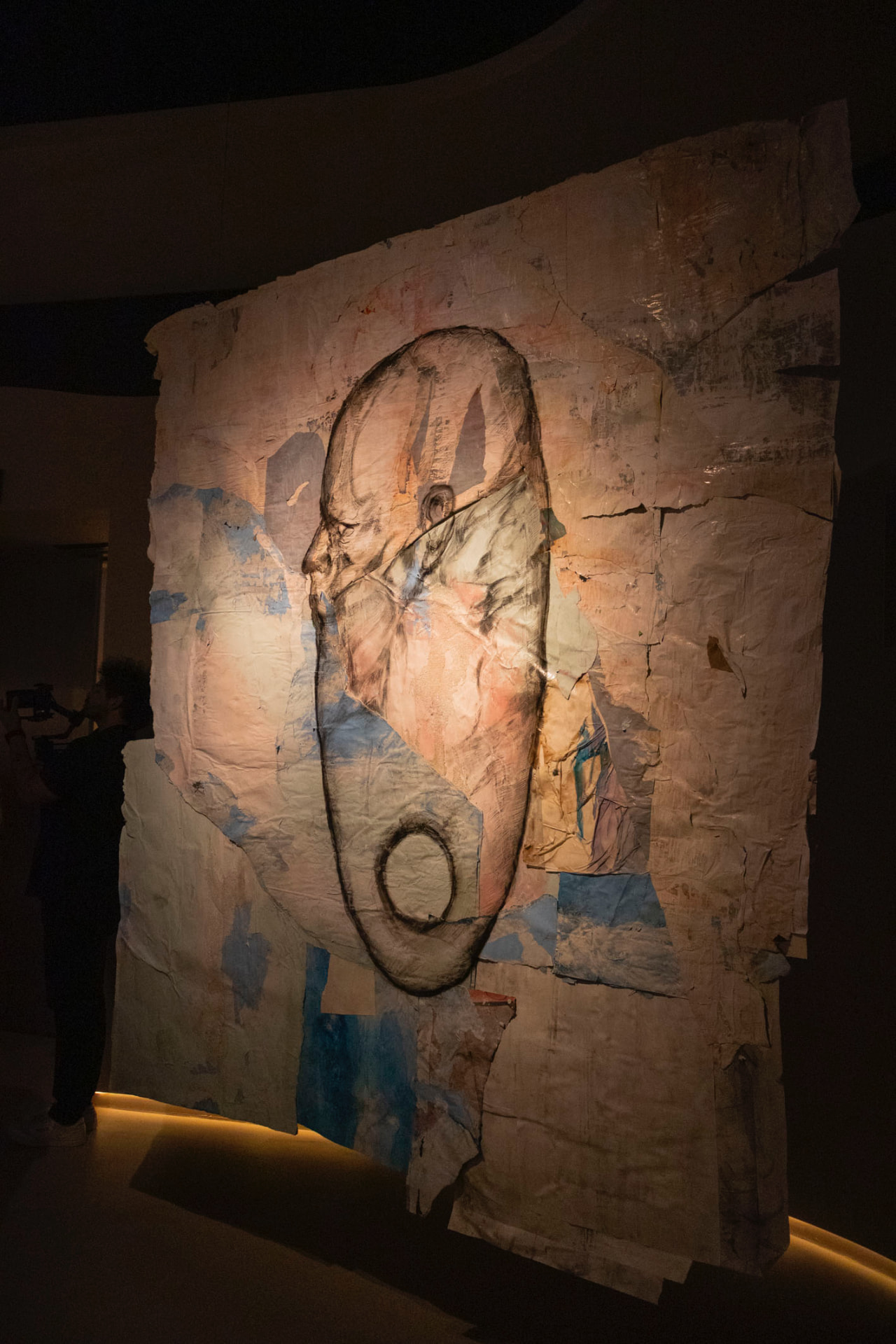 Obra de gran formato sobre papel iluminada en el espacio expositivo de Tempus