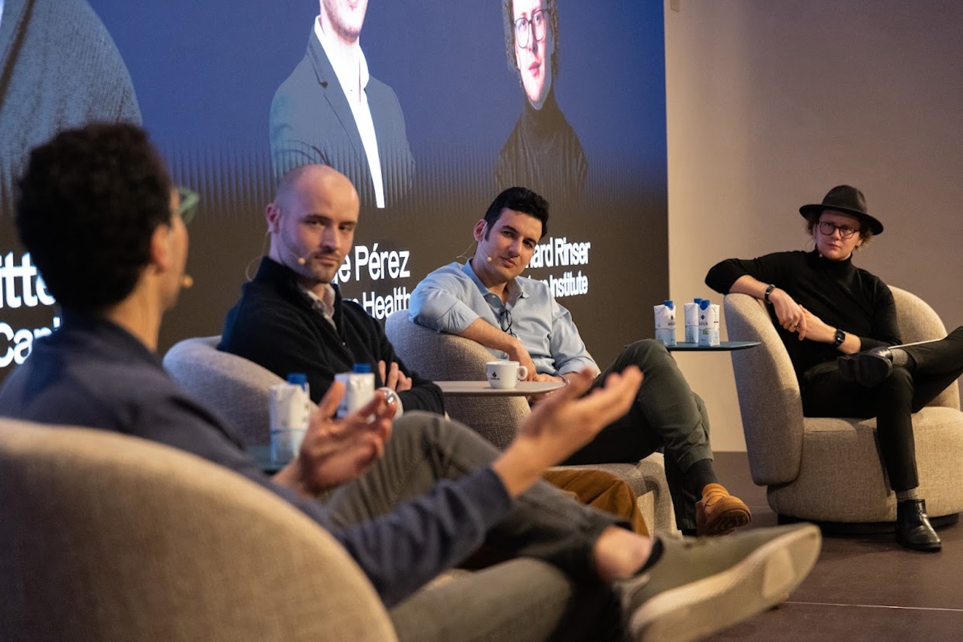 Mesa redonda con ponentes sentados en el escenario de The Vertex Summit en Bellver Blue Tech Zone