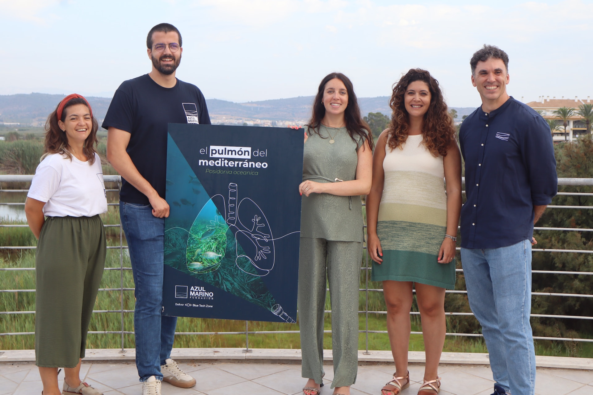 Equipo de la Fundación Azul Marino con el cartel de “El Pulmón del Mediterráneo” en Torreblanca