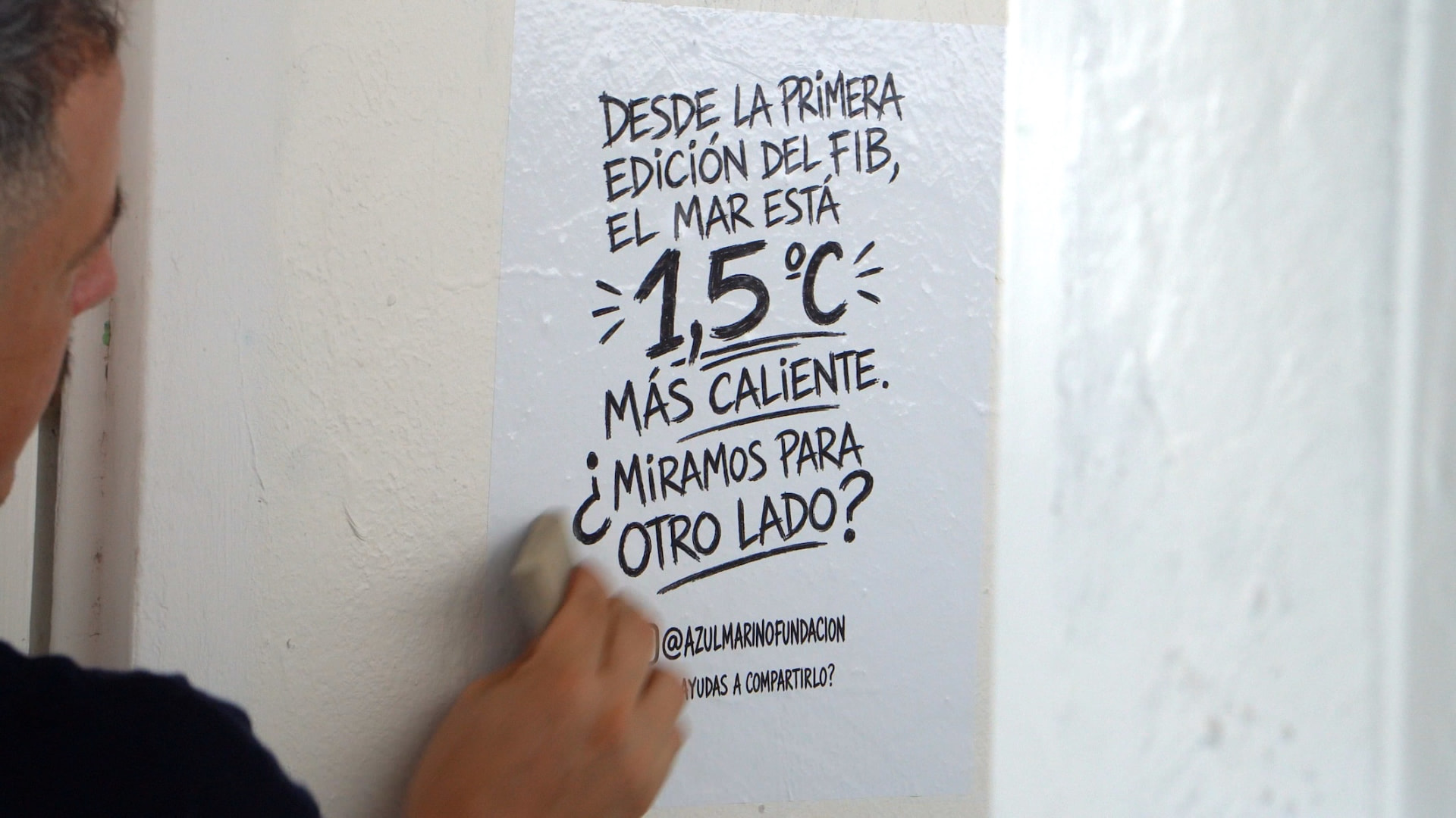 Cartel de concienciación sobre la temperatura del mar colocado en los baños del recinto