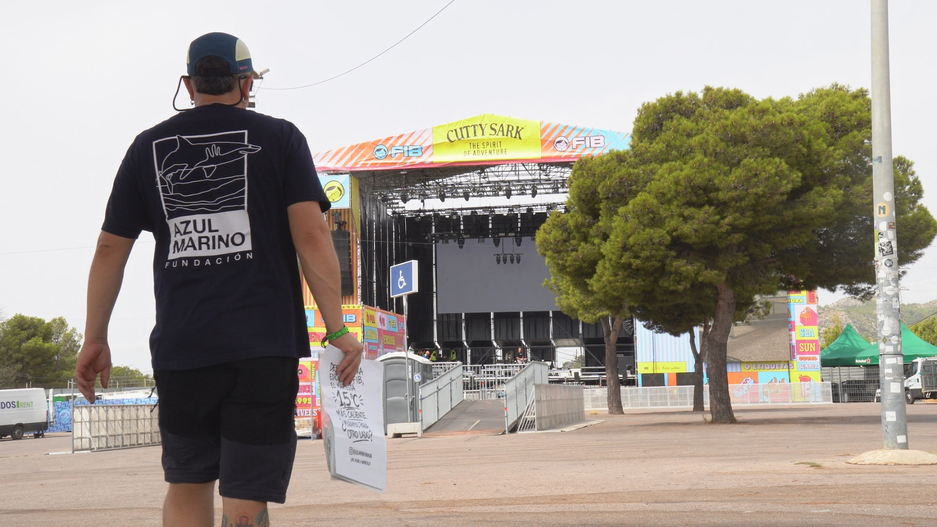 Miembro del equipo de la Fundación Azul Marino frente al escenario principal del FIB
