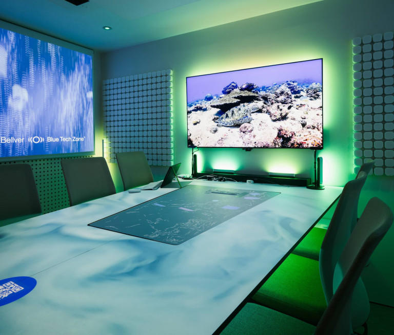 sala con pantallas y elementos de videoconferencia para eventos híbridos